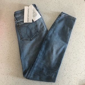 NWT Calvin Klein Jeans Mid-Rise SUPERSKINNY